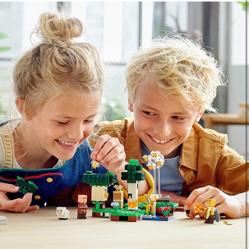LEGO Minecraft Bee Adventure Set with Green and Yellow - Picture 2 of 7